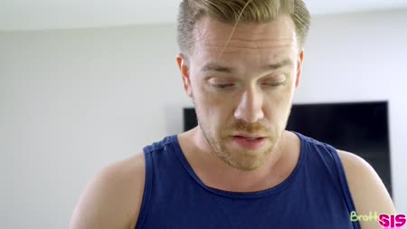 Спортивная жена откровенно красуется перед мужем