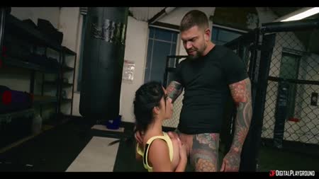 После боя тренер отодрал горячую девочку на ринге