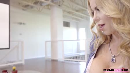 Большие сиськи возбудили кудрявого чувака на групповуху