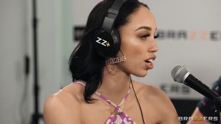 Горячие самочки прямо в эфире вешаются на мужиков