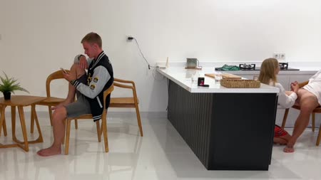 Девушку трахают, пока ее парень смотрит футбор