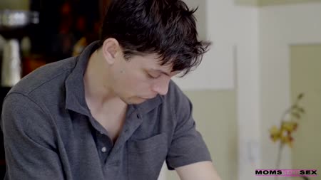 Красивые телки устроили групповуху втроем на массаже