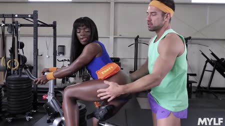 Чернокожая самка трахается во все дыры с белым