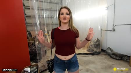 Телочка отрабатывает ремонт машины натурой