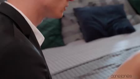 Стройняшка в красивом белье раздвигает ноги на кровати