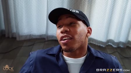 Возбужденная телка быстро переключилась на член после дилдо