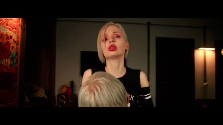 Блонди глотает член по самые яйца и прыгает на нем