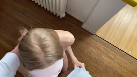 Полуголая соседка встретила мужика в неподготовленном виде