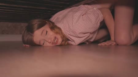 Деваха застряла раком под кроватью и ее быстро трахнули